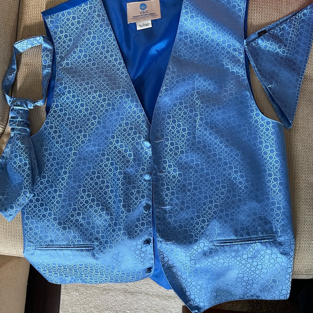 Good for homecoming, prom, formal events,etc
Comes with bowtie and handkerchief